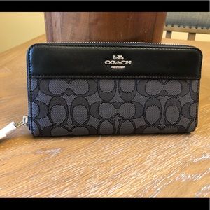 ✨COACH Zip Around Accordion Wallet✨